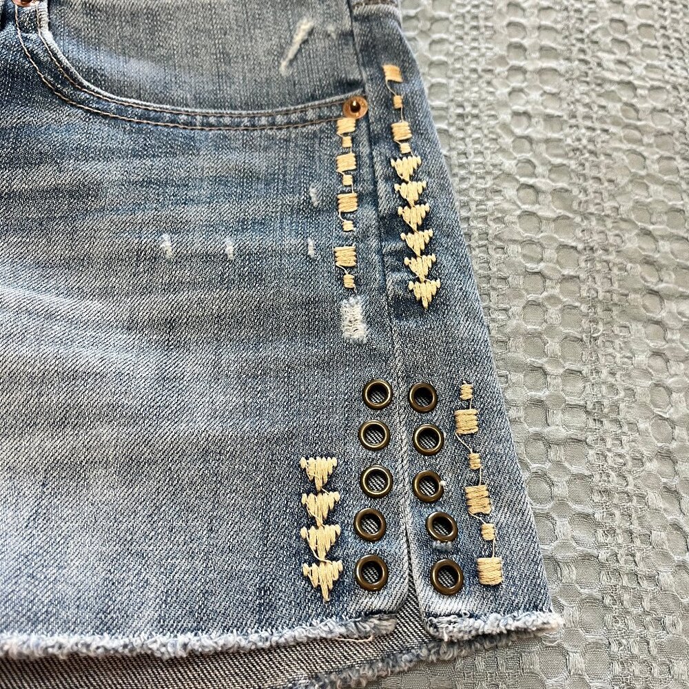 Lucky Brand Malibu Embroidered Distressed Denim Jean Shorts Womens Sz 6/28
